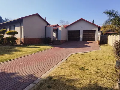 4 Bedroom House For Sale in Kempton Park - 7mxX.webp
