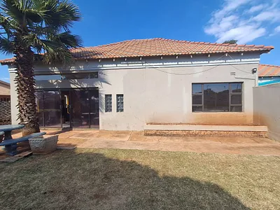 3 Bedroom House For Sale in Carletonville - 1pvX.webp