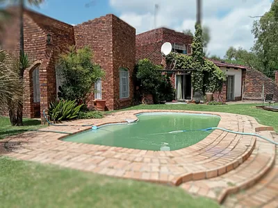 4 Bedroom House For Sale in Heilbron - V84B.webp