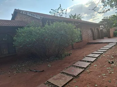 3 Bedroom House For Sale in Akasia - aaPU.webp