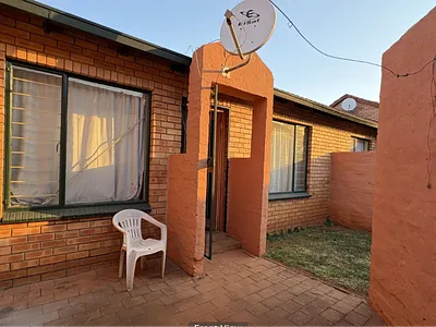 2 Bedroom Townhouse For Sale in Pretoria - lEyT.webp