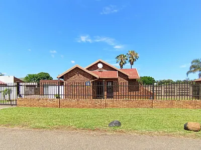 3 Bedroom House For Sale in Akasia - Hl2G.webp
