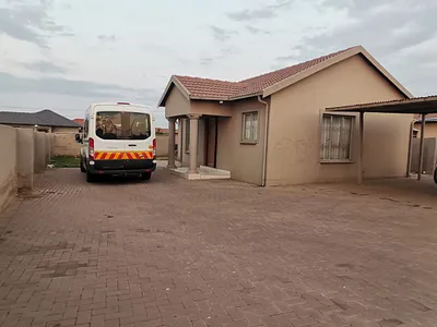 3 Bedroom House To Rent in Kirkney, Pretoria - img
