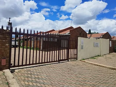 3 Bedroom Townhouse For Sale in Kempton Park - qjUj.webp