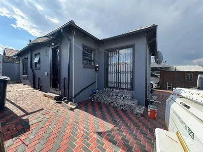 3 Bedroom House For Sale in Roodepoort - img