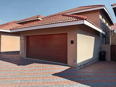 3 Bedroom Townhouse For Sale in Polokwane - 6AsQ.webp