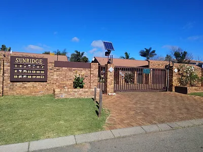 2 Bedroom House For Sale in Kempton Park - 7sbY.webp