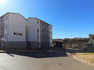 2 Bedroom Apartment For Sale in Roodepoort - dWEp.webp
