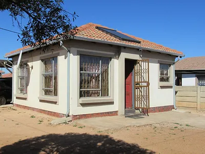 2 Bedroom House For Sale in Roodepoort - oJc3.webp