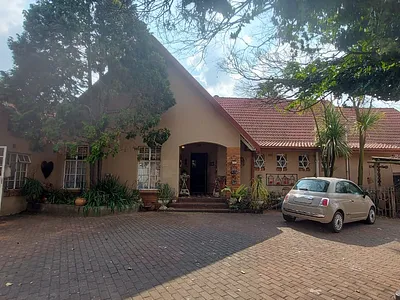 5 Bedroom House For Sale in Springs - ZTYU.webp
