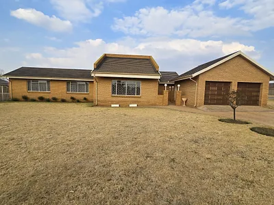 4 Bedroom House For Sale in Balfour - PkXw.webp