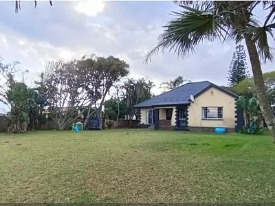 4 Bedroom House For Sale in Amanzimtoti - EQjA.webp