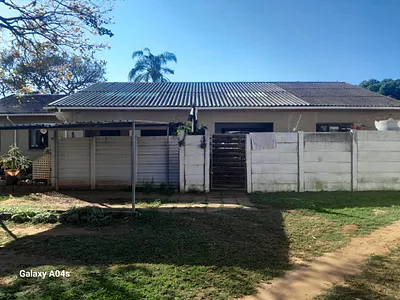 4 Bedroom House For Sale in Amanzimtoti - davr.webp