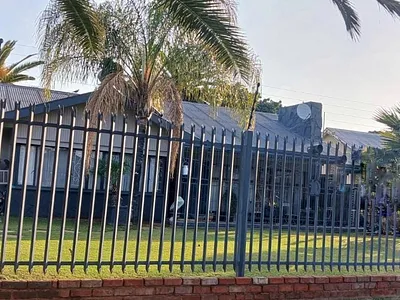 3 Bedroom House For Sale in Kimberley - UFR7.webp