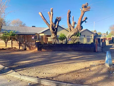 4 Bedroom House To Rent in Bathlaro, Kuruman - img