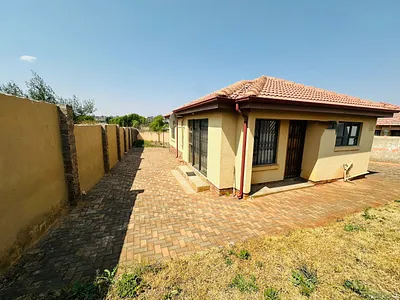 3 Bedroom House To Rent in Roodepoort - 253c.webp