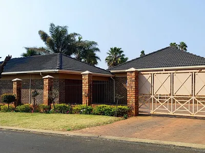 4 Bedroom House For Sale in Kempton Park - 4nJO.webp