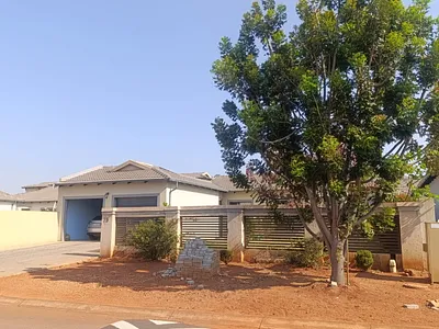 3 Bedroom House For Sale in Akasia - Hj2w.webp