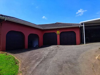 7 Bedroom House For Sale in Amanzimtoti - IghP.webp