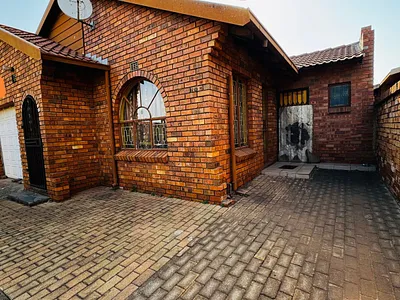 3 Bedroom House For Sale in Soweto - cg8G.webp