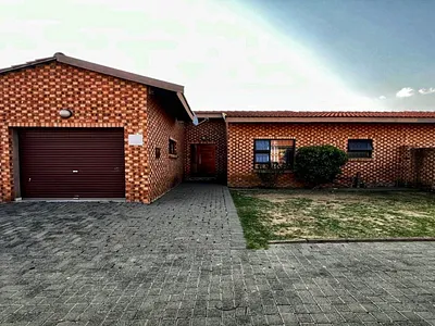 3 Bedroom Townhouse For Sale in Ermelo - st09.webp