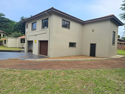 8 Bedroom House For Sale in Amanzimtoti - XXcO.webp