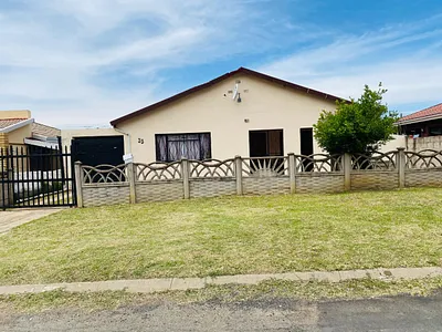 3 Bedroom House For Sale in Ladysmith - OMl4.webp