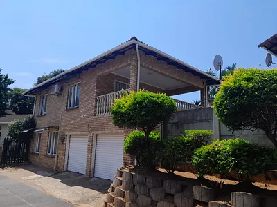 4 Bedroom House For Sale in Amanzimtoti - 8cBF.webp