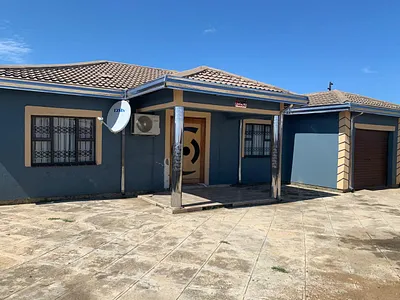 2 Bedroom House For Sale in Newcastle - v0Vy.webp