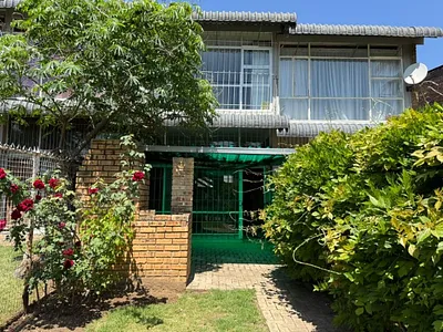 1 Bedroom Townhouse For Sale in Roodepoort - 6Ihp.webp