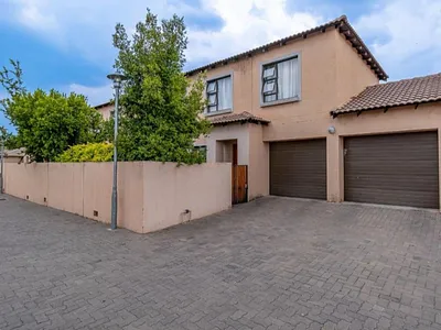 3 Bedroom Townhouse For Sale in Pretoria - NDbP.webp