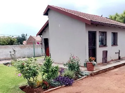 2 Bedroom House For Sale in Pretoria - rHph.webp