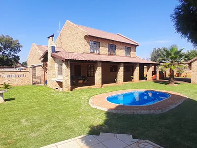4 Bedroom House For Sale in Carletonville - 9Eh1.webp