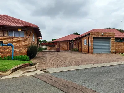 2 Bedroom Townhouse For Sale in Kempton Park - IPH4.webp