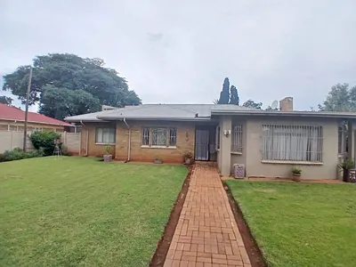 4 Bedroom House For Sale in Carletonville - 5LAe.webp