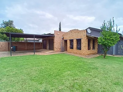4 Bedroom House For Sale in Carletonville - uuiB.webp