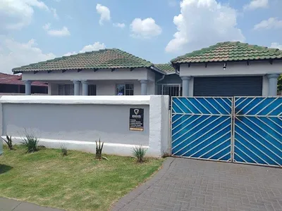 4 Bedroom House For Sale in Akasia - uqcz.webp