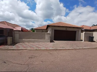 3 Bedroom House For Sale in Akasia - bWO0.webp