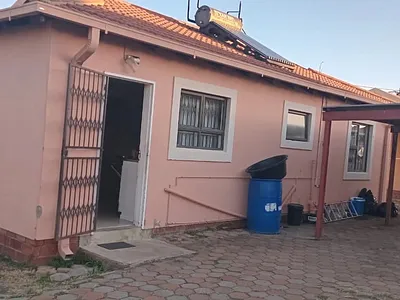 3 Bedroom House For Sale in Ladysmith - R9tX.webp
