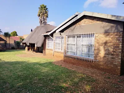 4 Bedroom House For Sale in Kempton Park - R3te.webp