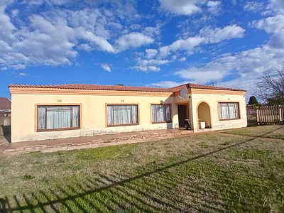 4 Bedroom House For Sale in Carletonville - toAj.webp