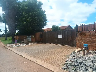 2 Bedroom Townhouse To Rent in Akasia - l0ak.webp