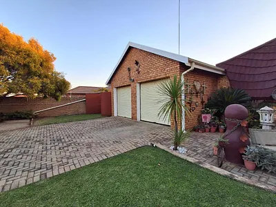 3 Bedroom House For Sale in Carletonville - TQia.webp