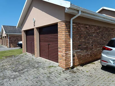 3 Bedroom Townhouse To Rent in Gonubie, East London - img