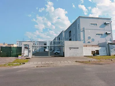 3 Bedroom Apartment To Rent in East London - srPN.webp