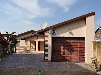 3 Bedroom Apartment To Rent in Phoenix - Nj6k.webp