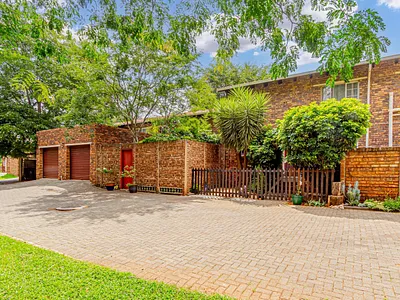 3 Bedroom Townhouse For Sale in Pretoria - 2aEw.webp