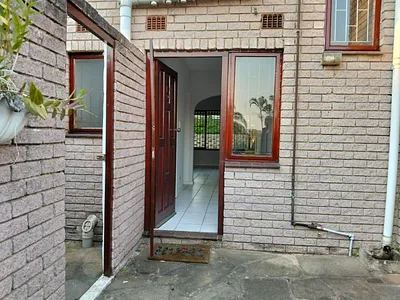 3 Bedroom Apartment To Rent in Queensburgh - img