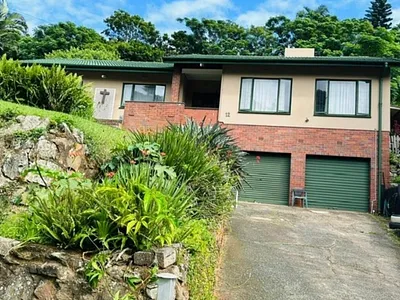 4 Bedroom House For Sale in Amanzimtoti - mUkL.webp