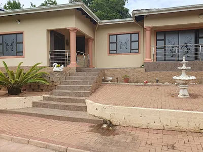 4 Bedroom House For Sale in Amanzimtoti - YGXL.webp